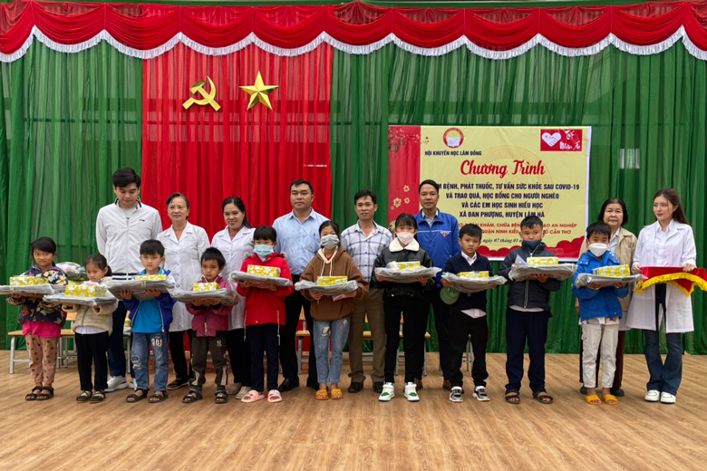 Khám bệnh, tặng quà cho người nghèo và trao học bổng cho học sinh khó khăn