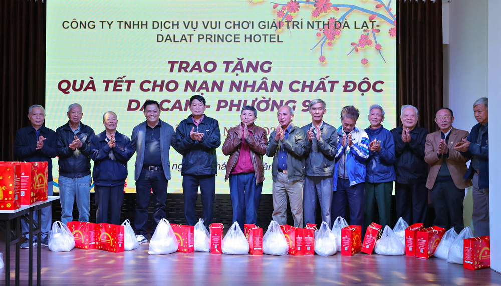 DALAT PRINCE HOTEL trao 67 phần quà tết cho nạn nhân chất độc da cam - dioxin