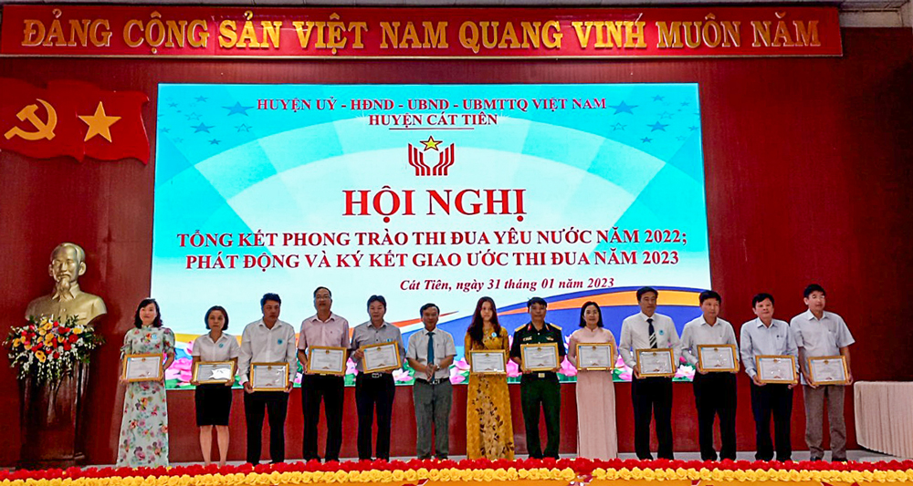 Cát Tiên: Tổng kết công tác thi đua, khen thưởng năm 2022 và triển khai nhiệm vụ năm 2023