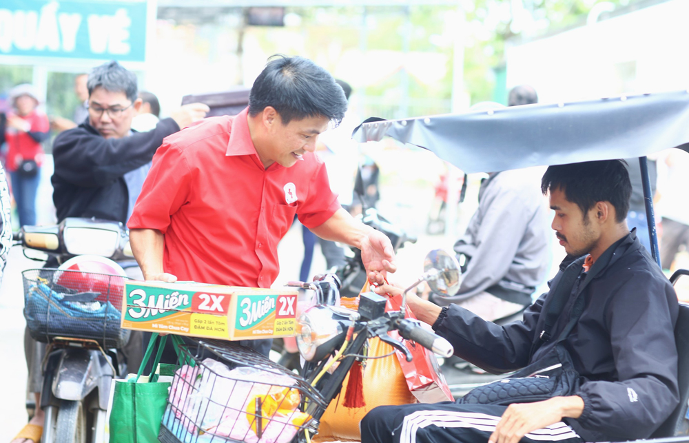 Bảo Lộc: Chợ Tết nhân ái mang 500 phần quà đến người khó khăn