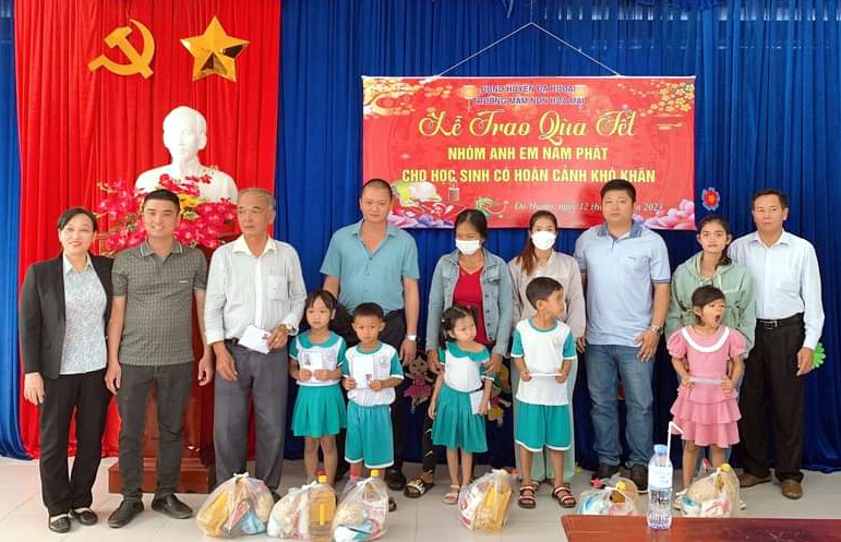 Đạ Huoai: 750 suất quà đến với các em học sinh dịp Tết Nguyên đán Quý Mão 2023