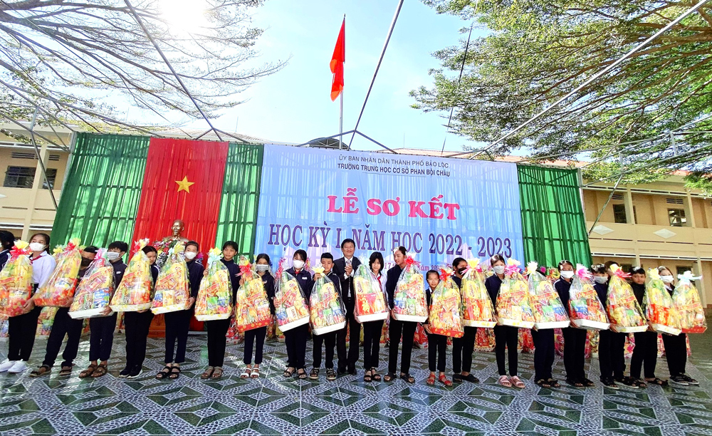 Bảo Lộc: Trao tặng quà tết cho học sinh khó khăn, học sinh đồng bào dân tộc thiểu số
