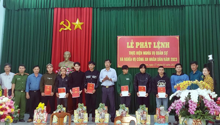 Đạ Huoai: Trao lệnh gọi công dân nhập ngũ cho 75 thanh niên