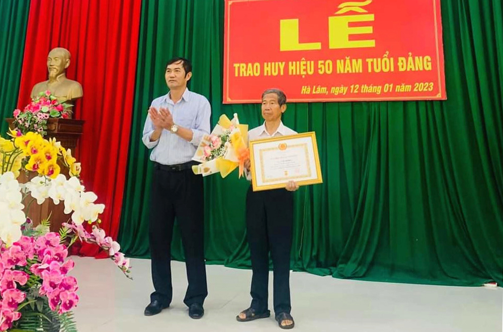 Đạ Huoai: Trao Huy hiệu Đảng cho 5 đảng viên