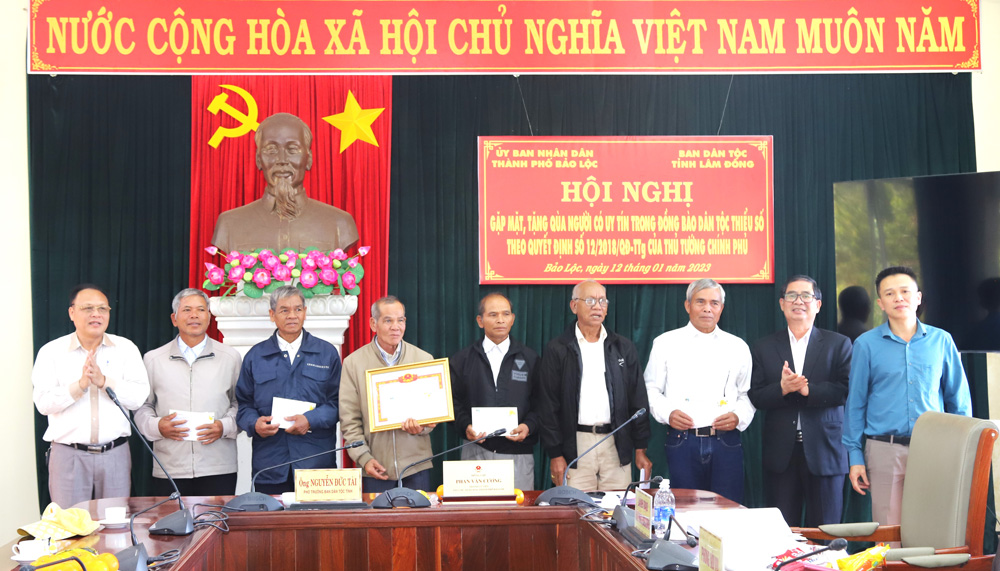 Gặp mặt, trao tặng quà tết cho người có uy tín tại TP Bảo Lộc