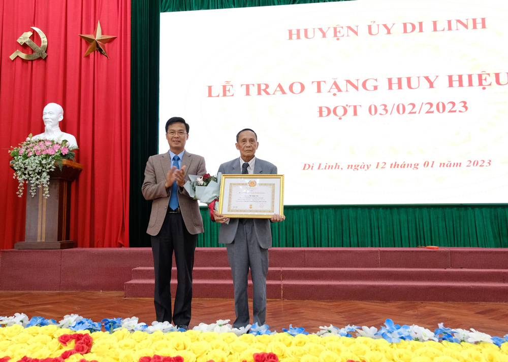 Di Linh: Trao Huy hiệu Đảng đợt 3/2