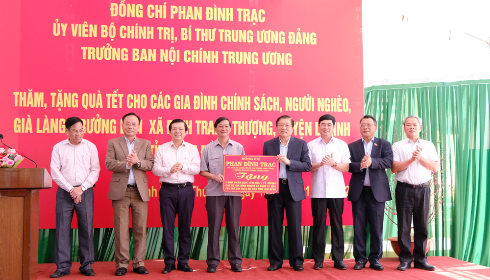 Trưởng Ban Nội chính Trung ương Phan Đình Trạc thăm, tặng quà tết tại Di Linh