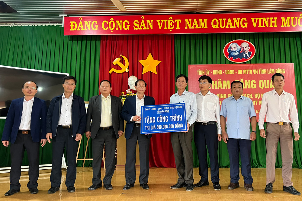 Trưởng Ban Tổ chức Tỉnh uỷ thăm và chúc tết tại Di Linh
