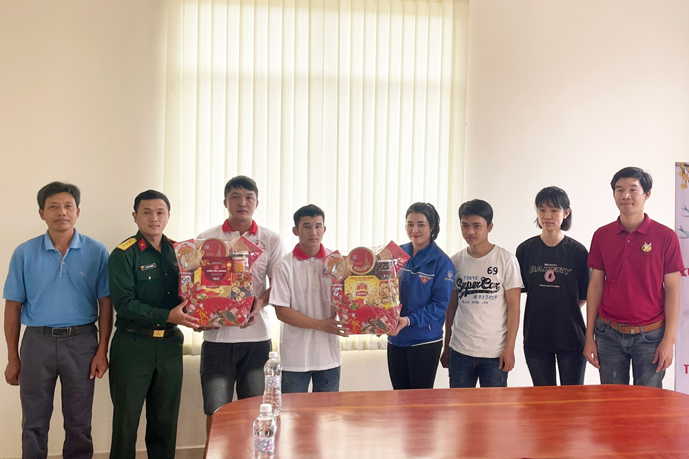Thăm và tặng quà cho thanh niên công nhân có hoàn cảnh khó khăn
