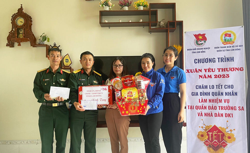 Thăm và tặng quà gia đình quân nhân công tác tại hải đảo