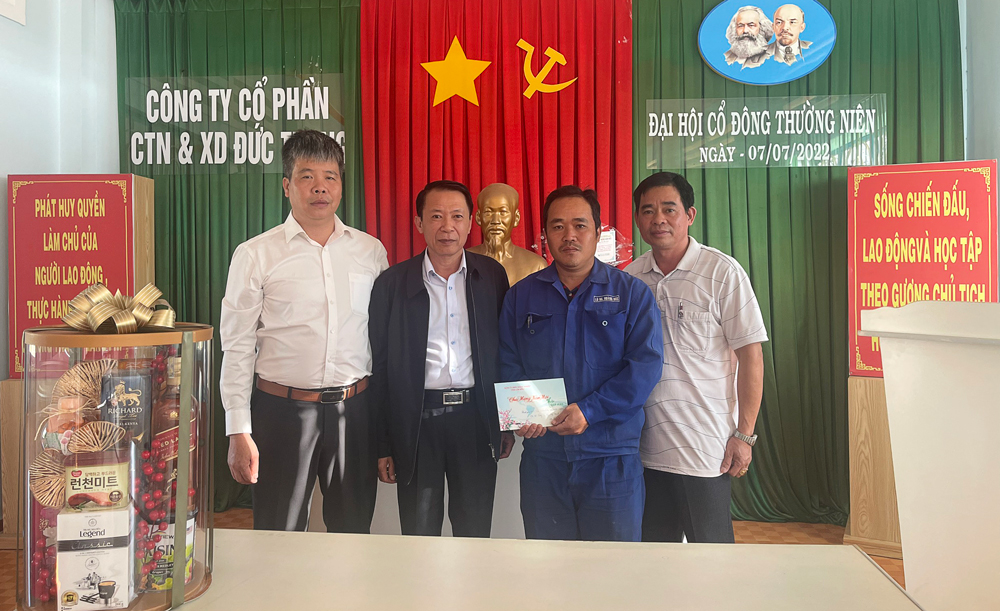 Tặng quà cho doanh nghiệp trực phục vụ tết