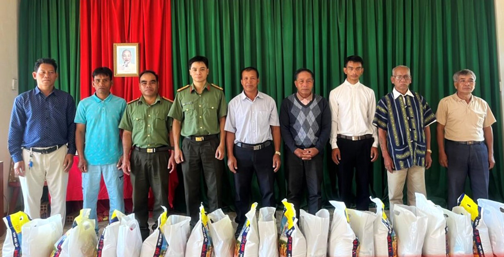 Công an TP Bảo Lộc tặng quà tết bà con đồng bào dân tộc thiểu số