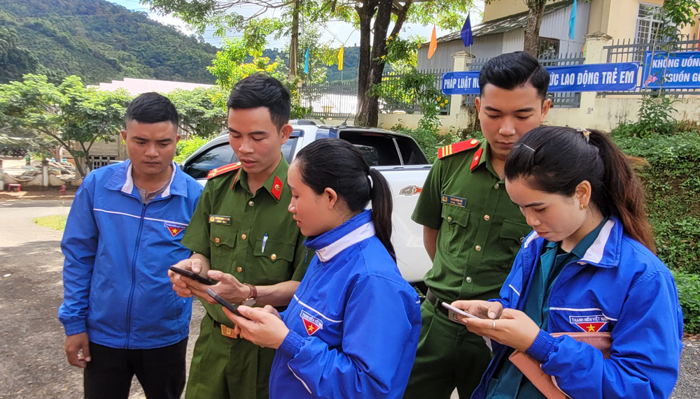 Công an xuống tận nhà hướng dẫn người dân cài tài khoản định danh điện tử VNeID