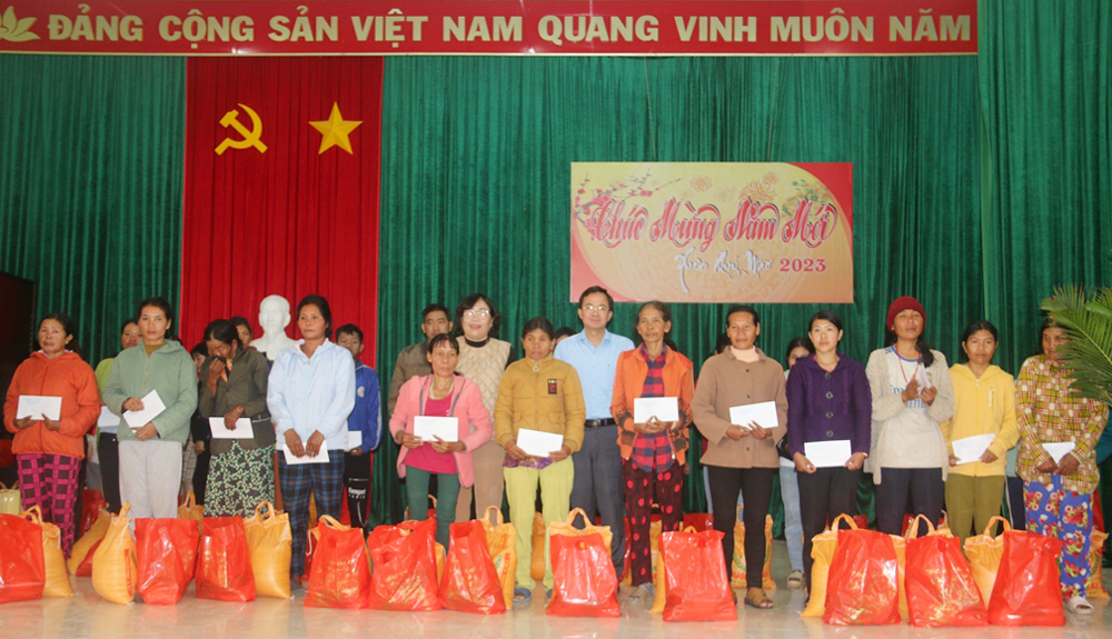 Hội LHPN tỉnh tặng quà tết cho hộ nghèo huyện Đam Rông