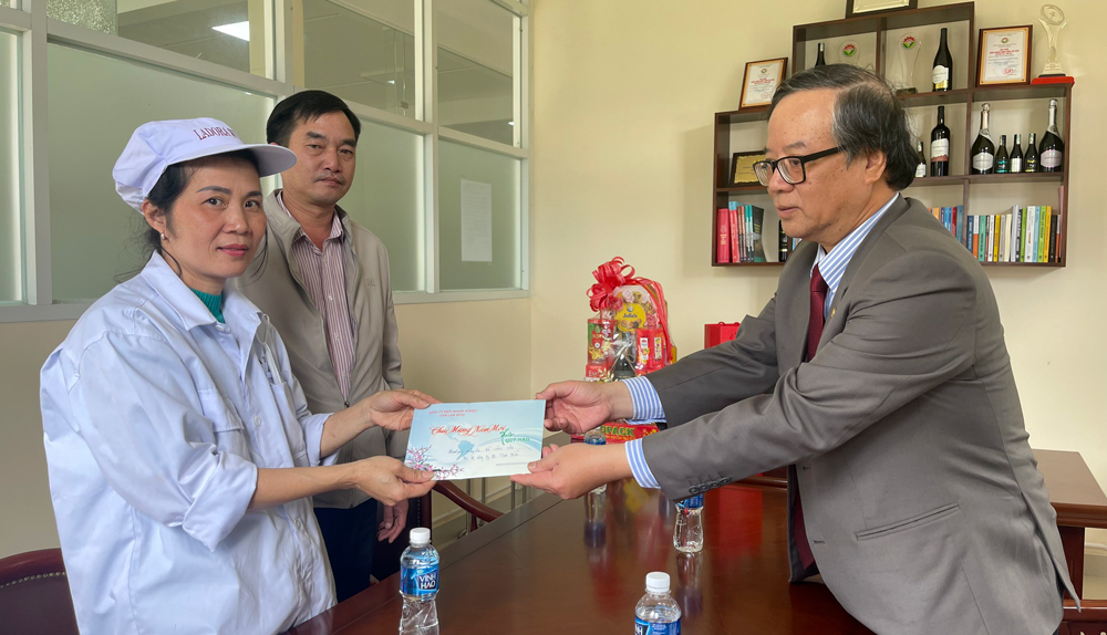 Đảng ủy Khối Doanh nghiệp trao quà tết cho các gia đình khó khăn