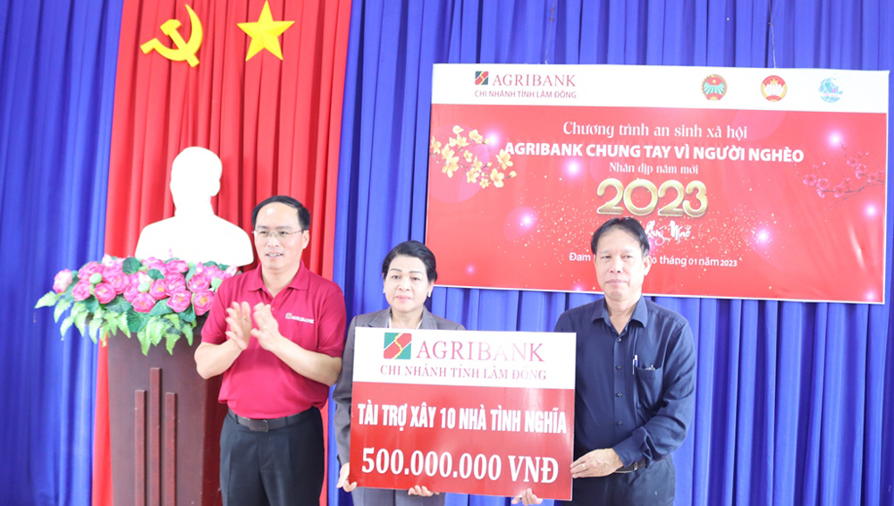 Agribank Lâm Đồng trao tặng quà tết tại huyện Đam Rông