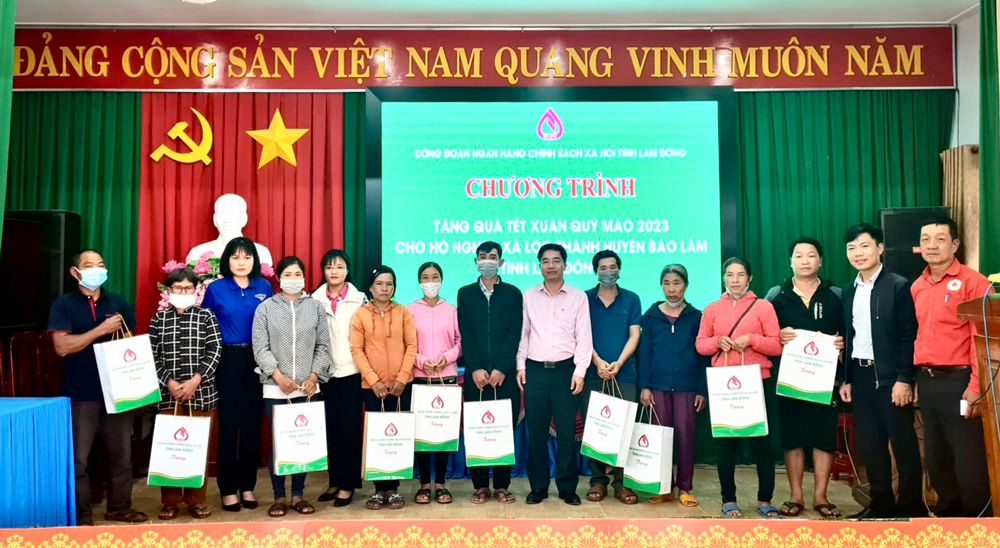 NHCSXH tặng quà tết ở Bảo Lâm