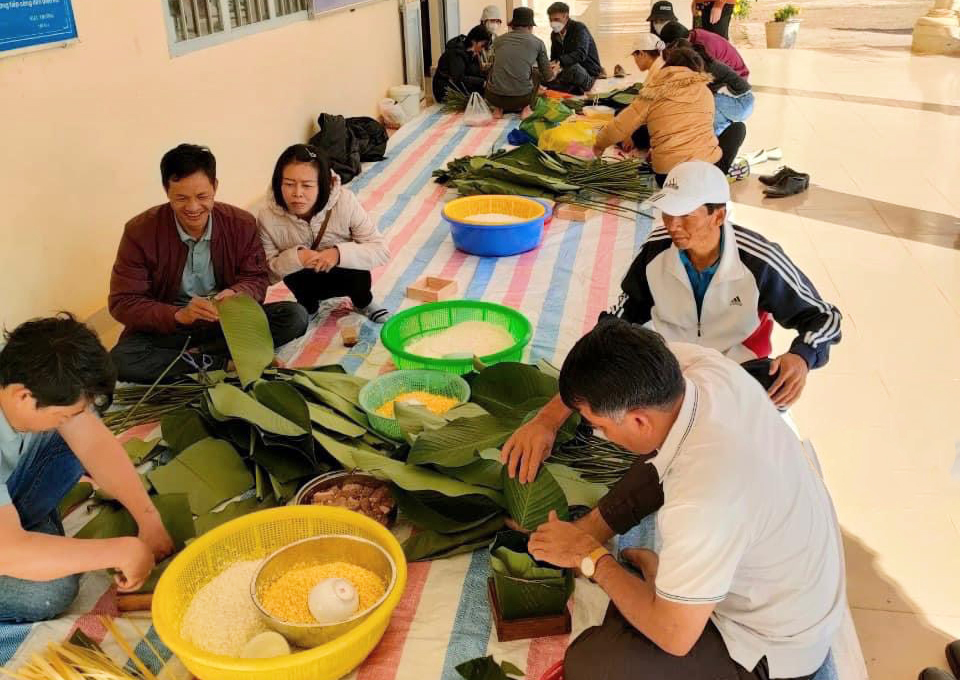 Lạc Dương: Gói bánh chưng tặng học sinh và giáo viên có hoàn cảnh khó khăn