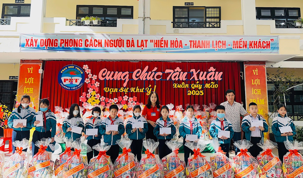 Trao hơn 100 phần quà tết và học bổng cho học sinh có hoàn cảnh khó khăn