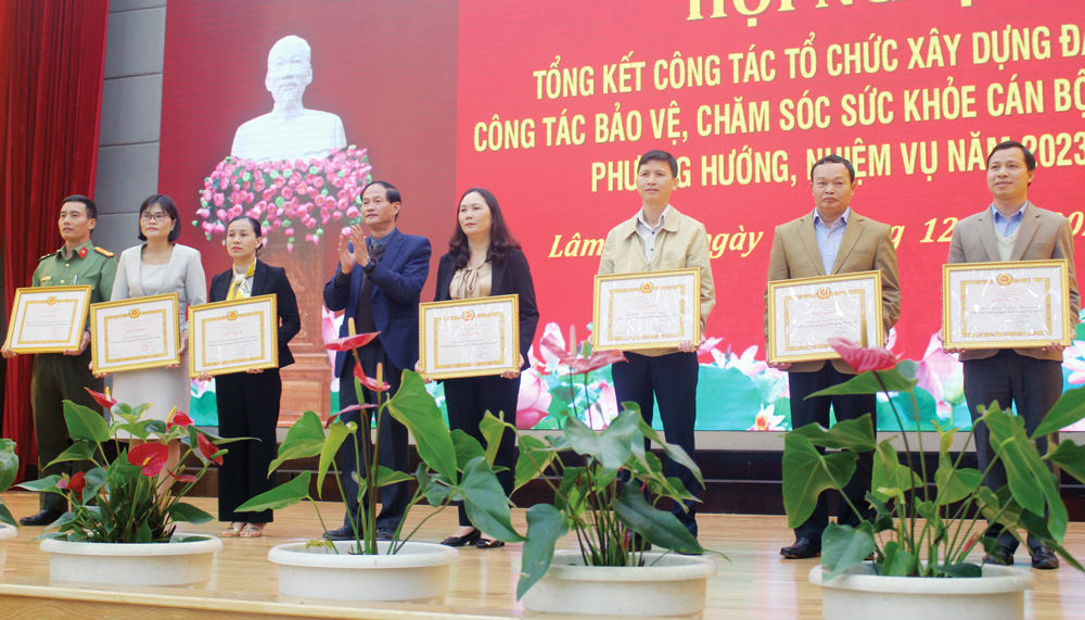 Tăng cường xây dựng, chỉnh đốn Đảng và hệ thống chính trị