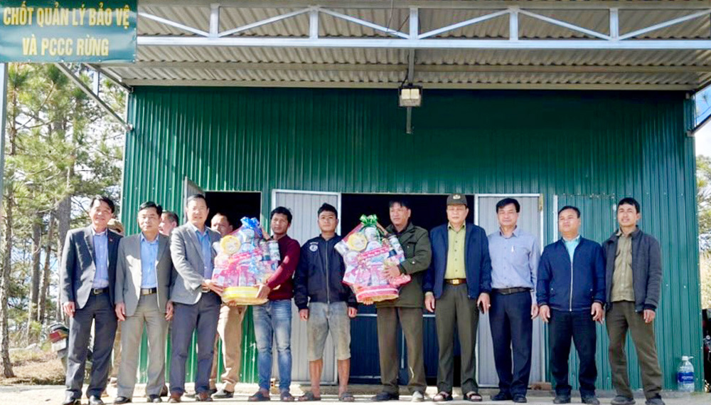 Lãnh đạo huyện Lạc Dương thăm, chúc tết các gia đình chính sách tiêu biểu và các cơ quan, đơn vị