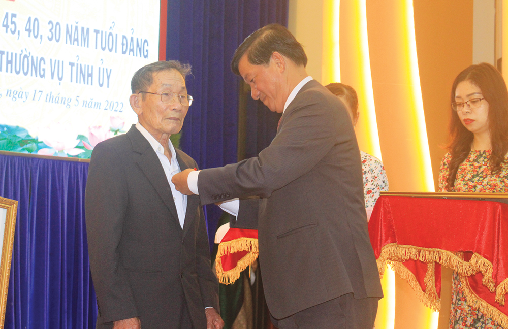 Phát huy vai trò nêu gương trong xây dựng Đảng
