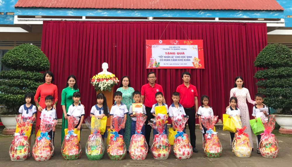 Nhiều hoạt động ý nghĩa gây quỹ tặng quà cho học sinh khó khăn