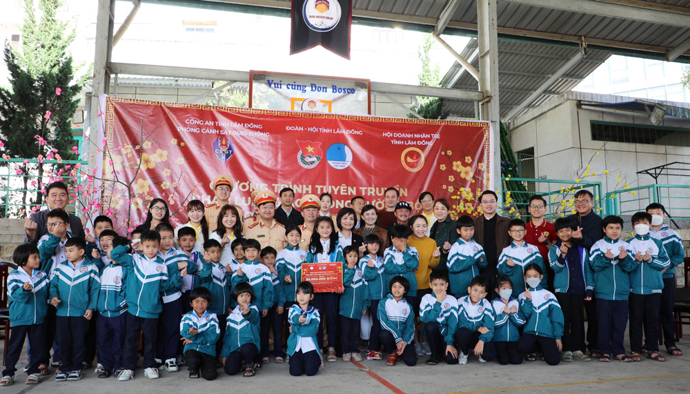 Mang xuân yêu thương đến với trẻ em và người nghèo
