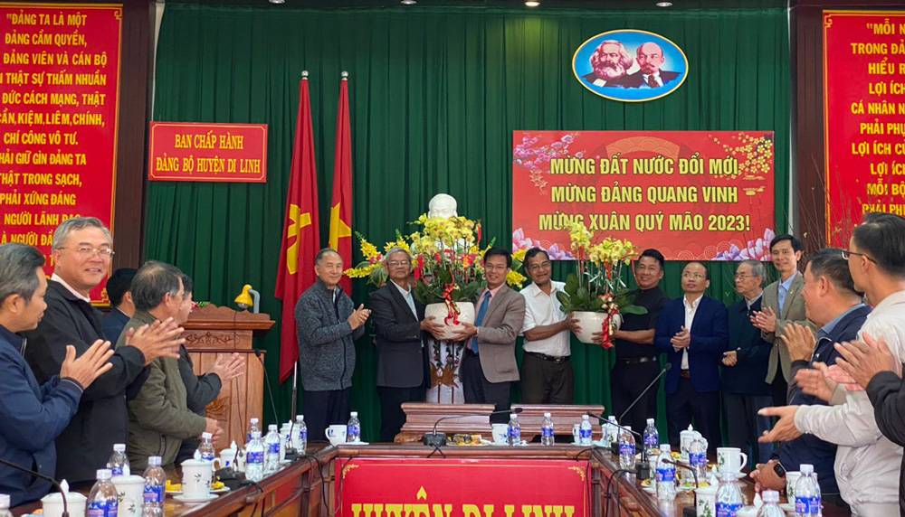Di Linh: Chức sắc các tôn giáo chúc tết lãnh đạo địa phương