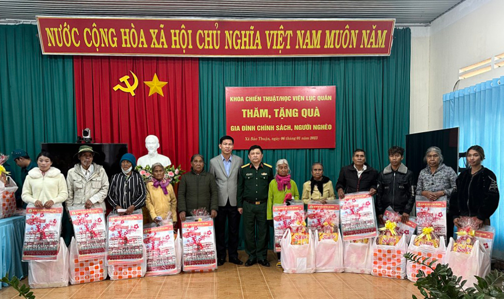 Tặng quà các gia đình chính sách và hộ nghèo ở Di Linh