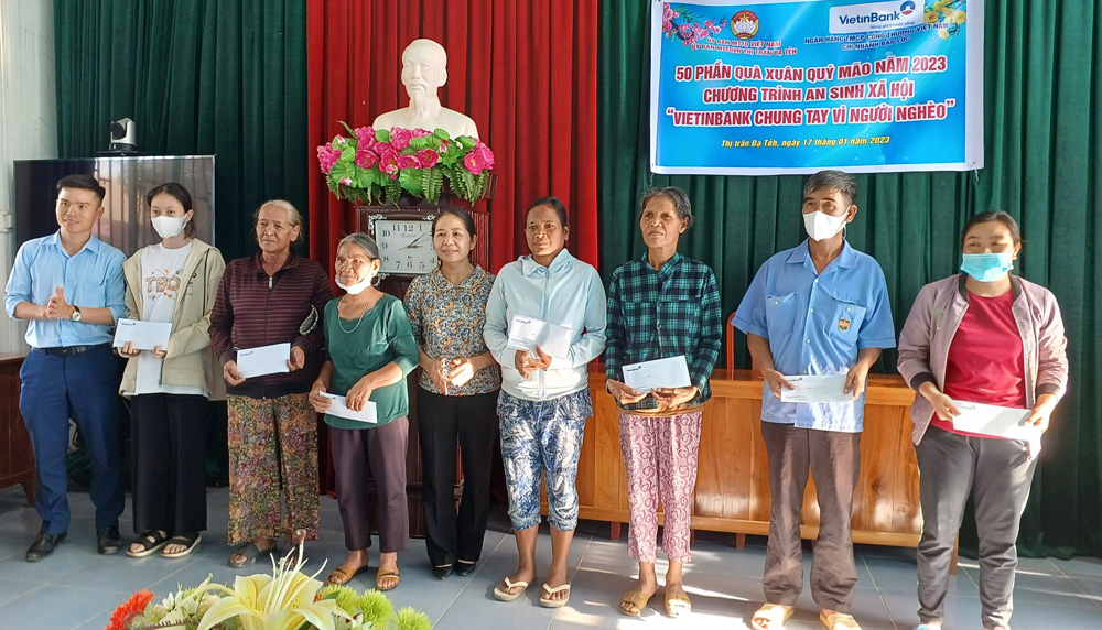 Ngân hàng Thương mại cổ phần Công thương Việt Nam Chi nhánh Bảo Lộc tặng 50 suất quà Tết tại Đạ Tẻh