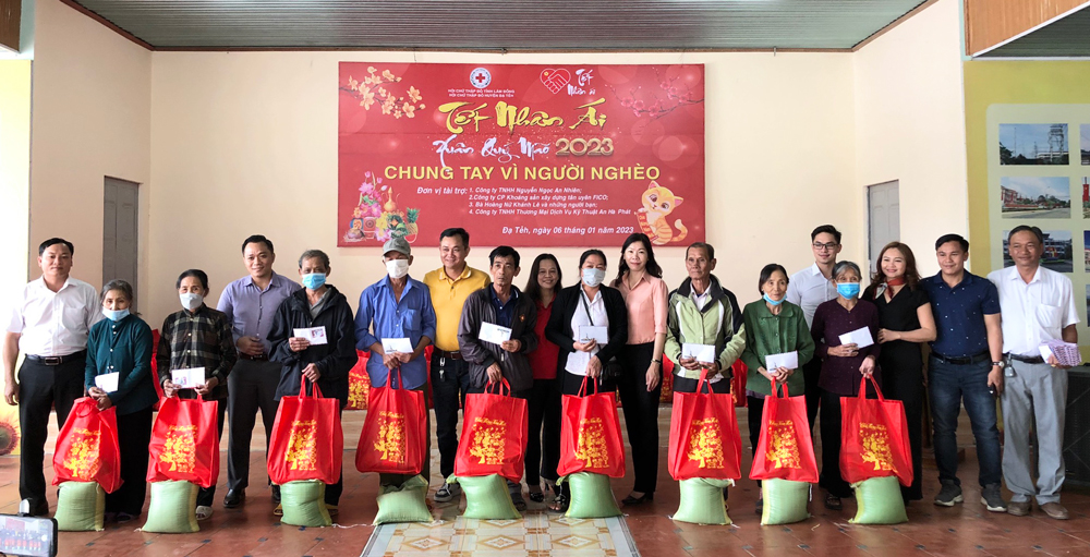 Đạ Tẻh: Trao 200 suất quà cho người dân khó khăn