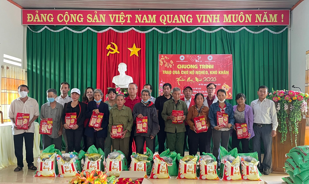 Đạ Tẻh: Trao 100 suất quà cho hộ nghèo