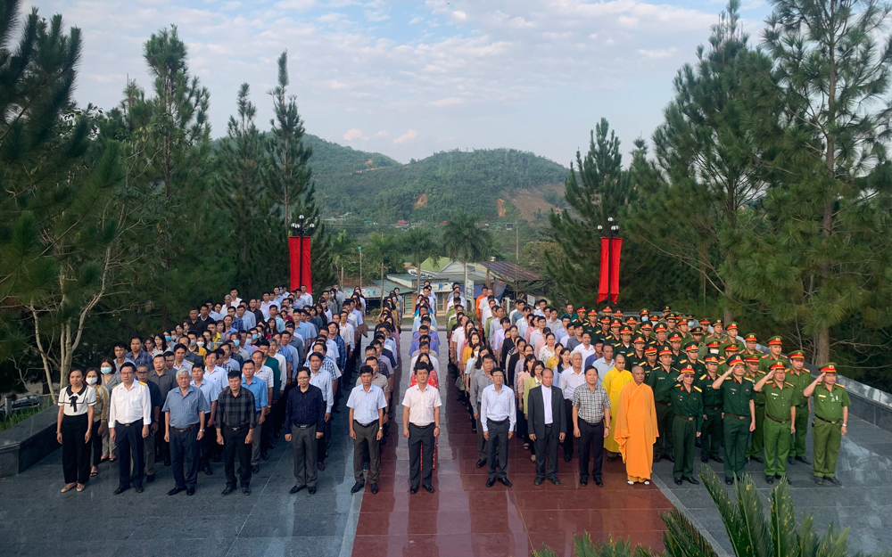 Lãnh đạo huyện Đạ Tẻh viếng Đài tưởng niệm liệt sỹ