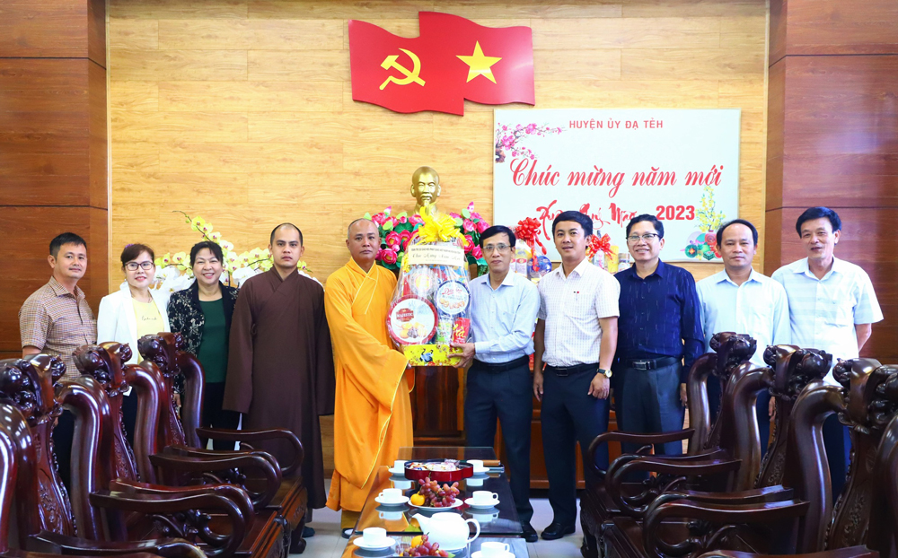 Ban Trị sự Giáo hội Phật giáo chúc tết lãnh đạo huyện Đạ Tẻh