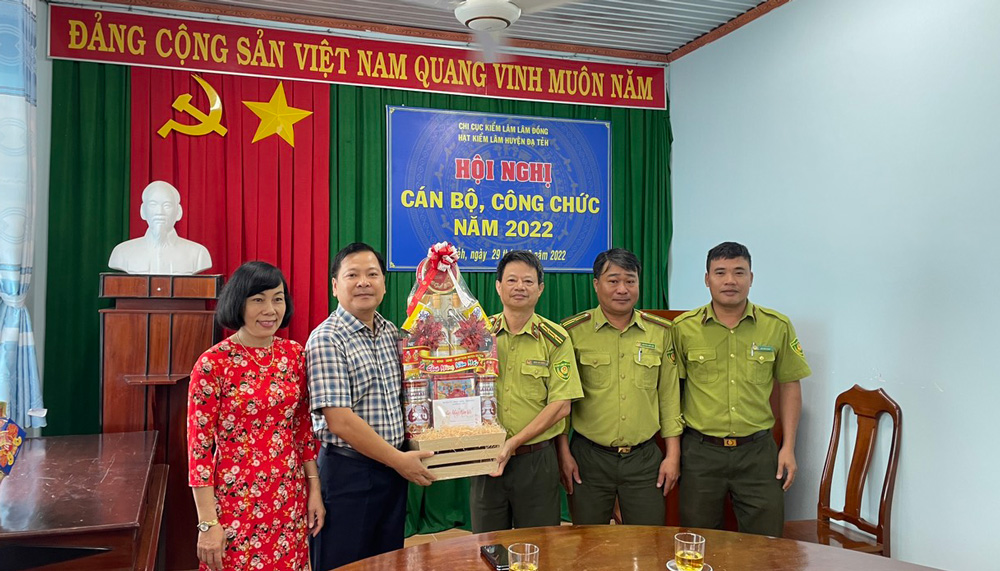 Lãnh đạo huyện Đạ Tẻh thăm, chúc tết các cơ quan, đơn vị