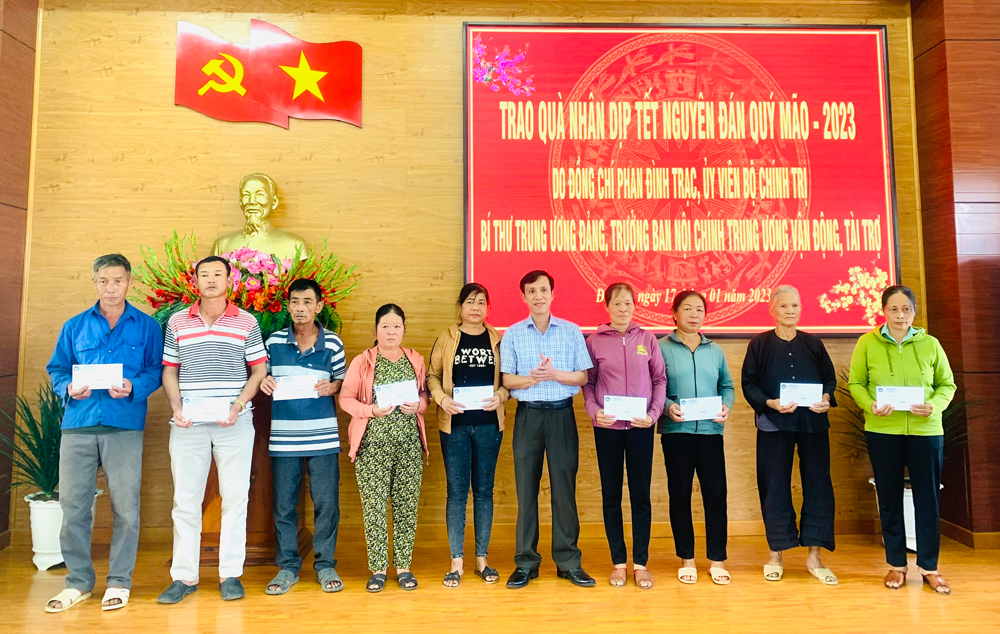 Đạ Tẻh: Trao 100 suất quà của Trưởng Ban Nội chính Trung ương cho người dân