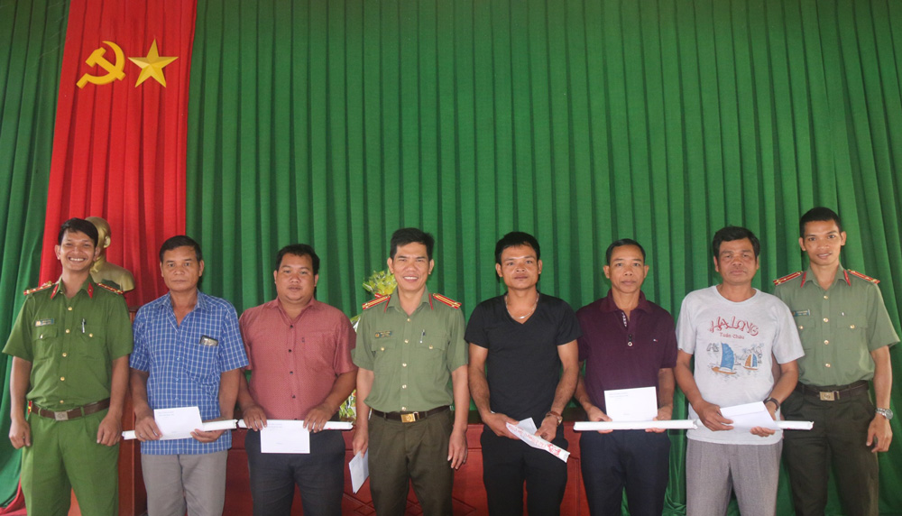 Công an huyện Đạ Tẻh chúc tết già làng, người uy tín, trưởng thôn trong vùng dân tộc thiểu số 