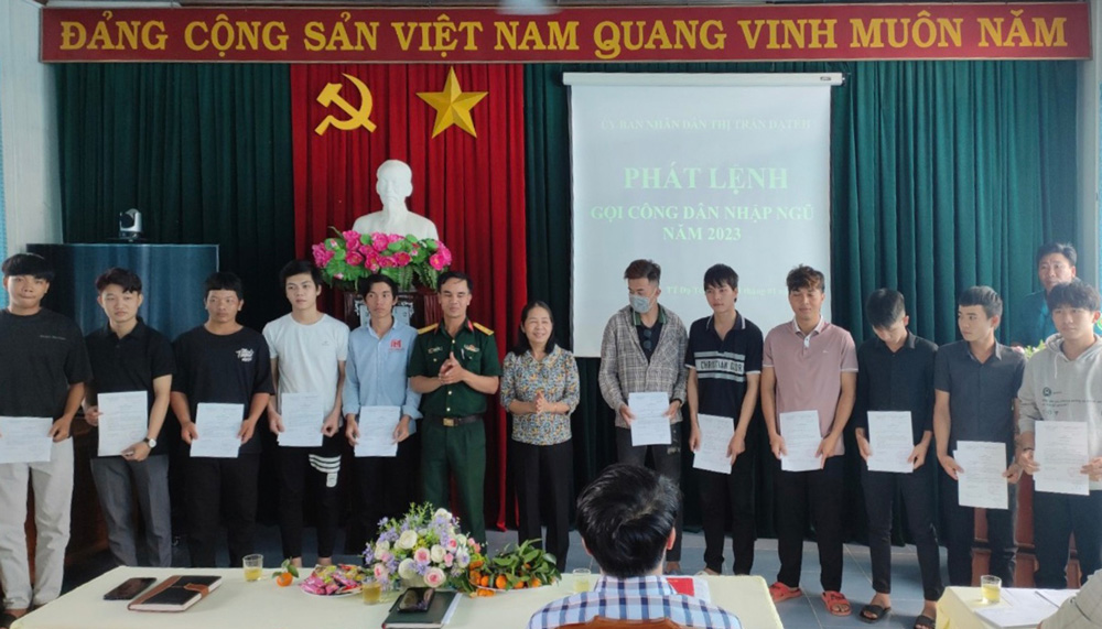 Đạ Tẻh: Trao lệnh gọi công dân nhập ngũ cho các thanh niên