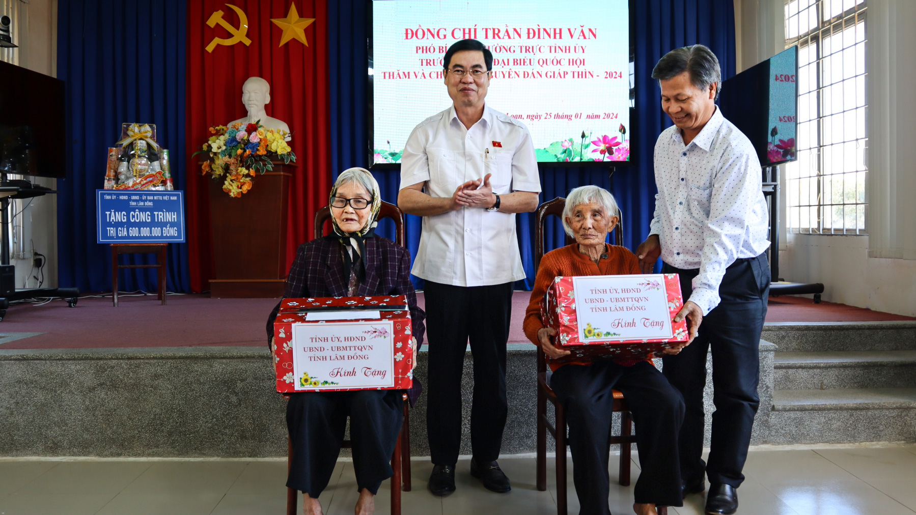 Phó Bí thư Thường trực Tỉnh ủy Trần Đình Văn thăm, chúc tết xã vùng sâu Đức Trọng