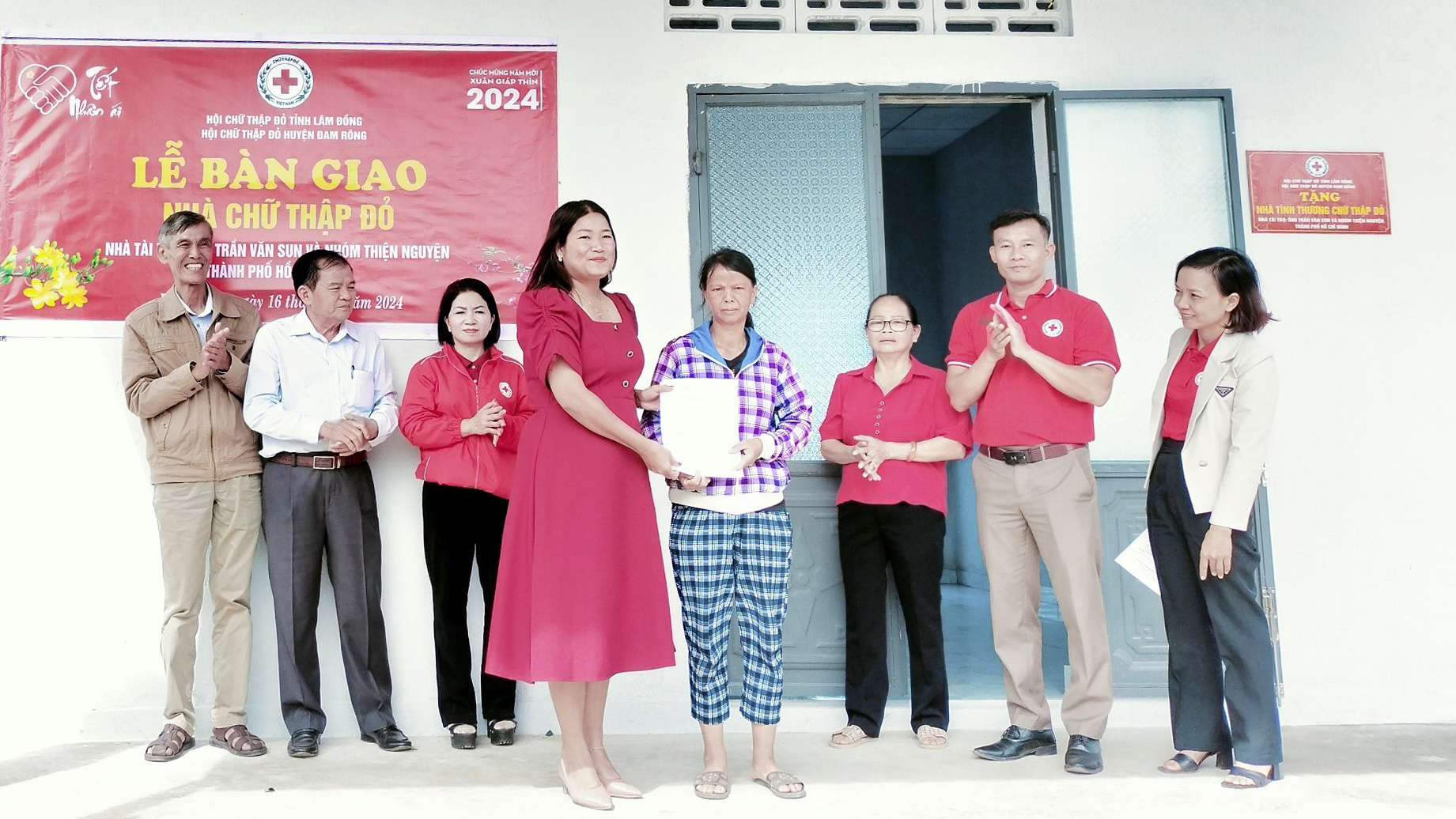 Bàn giao nhà tình thương Chữ thập đỏ cho hộ gia đình khó khăn