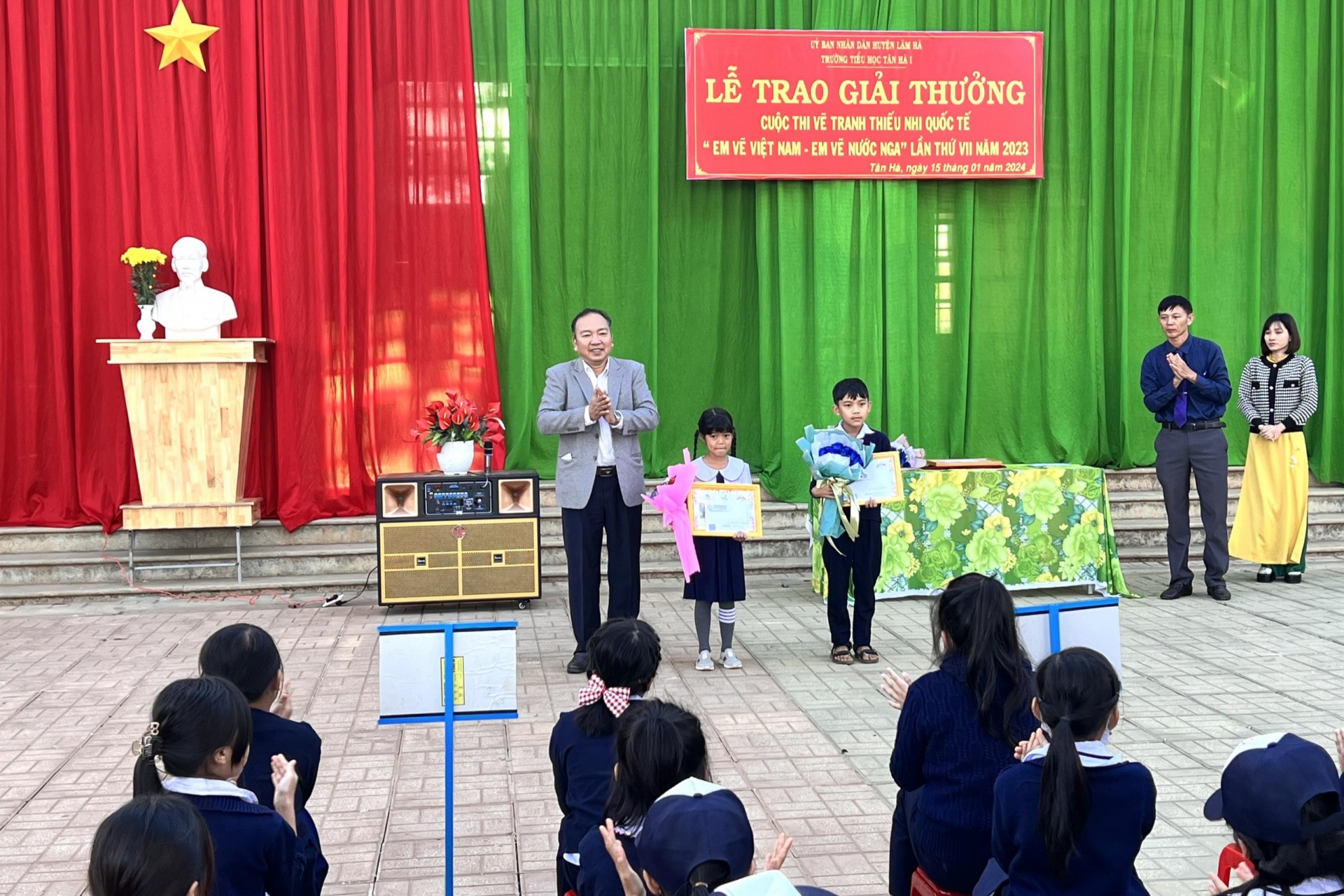 Lâm Hà: Khen thưởng đột xuất 2 học sinh đoạt giải thi vẽ quốc tế