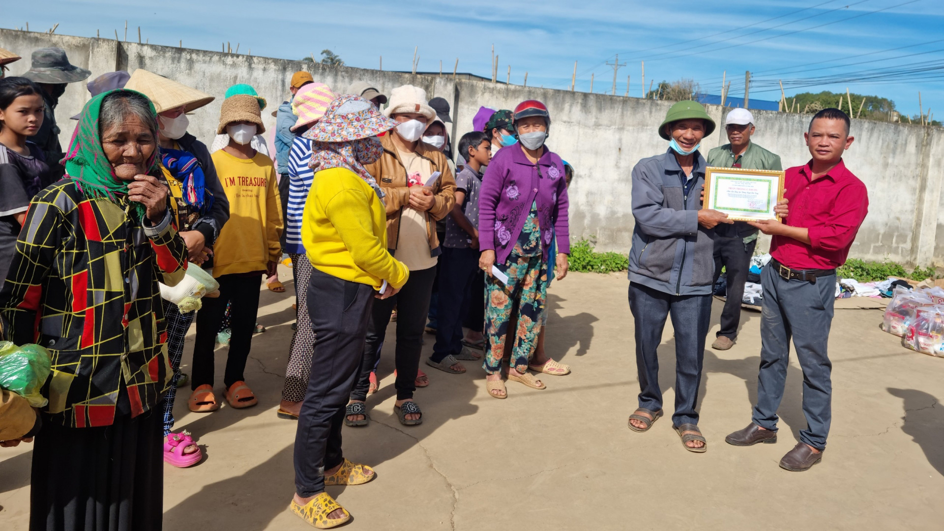 Trao quà tết cho người đồng bào dân tộc thiểu số Đức Trọng