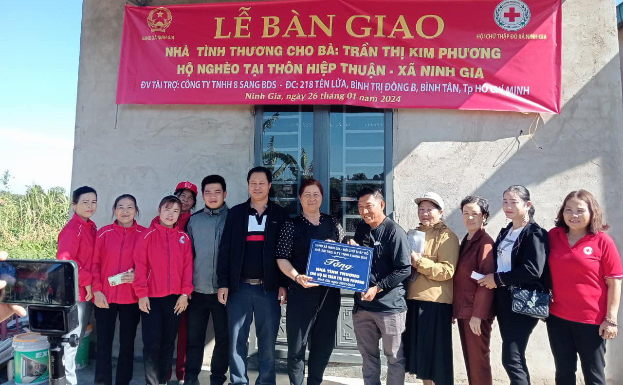 Trao nhà tình thương cho hộ cận nghèo
