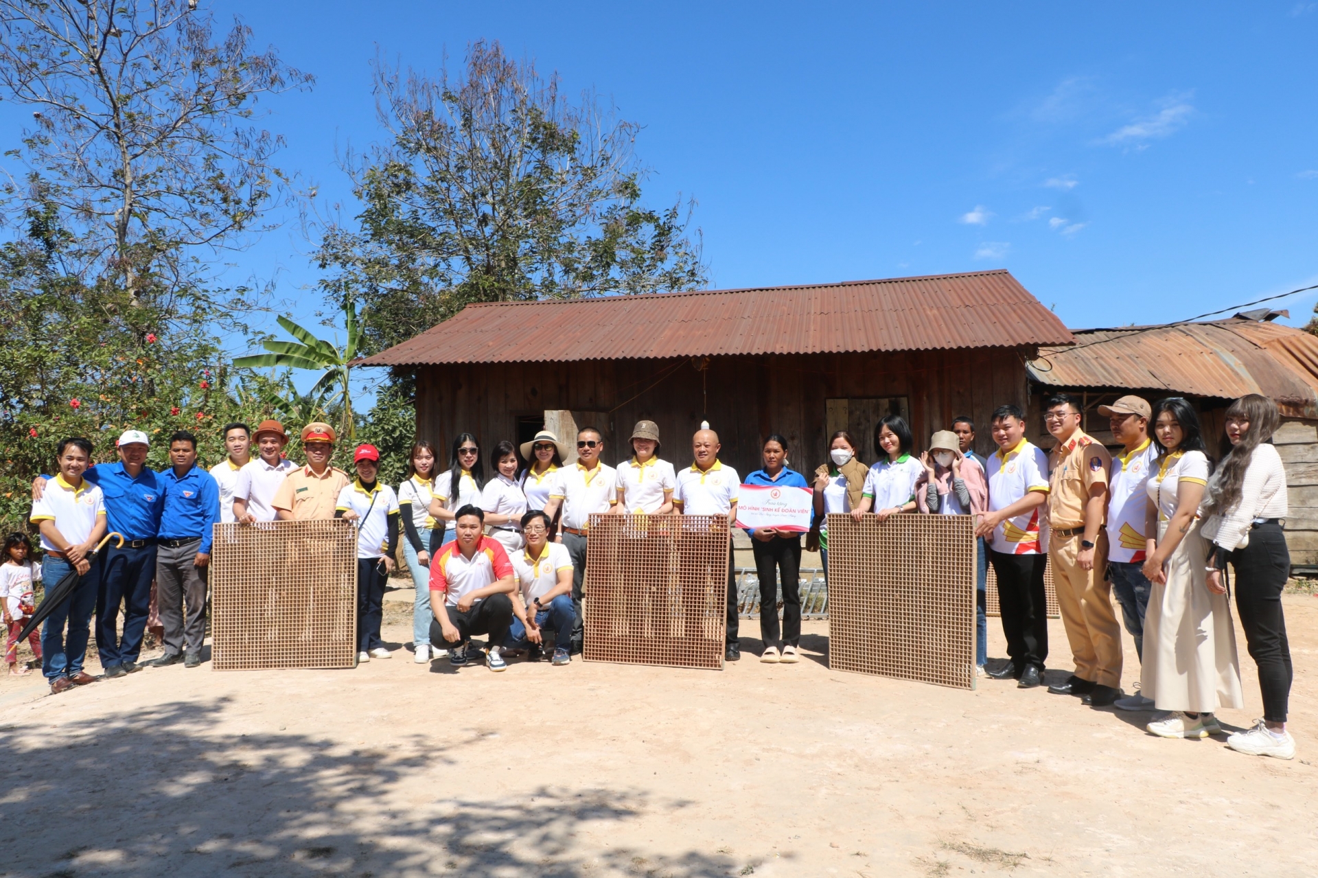 Tuyên truyền về an toàn giao thông và tặng quà Tết cho bà con DTTS