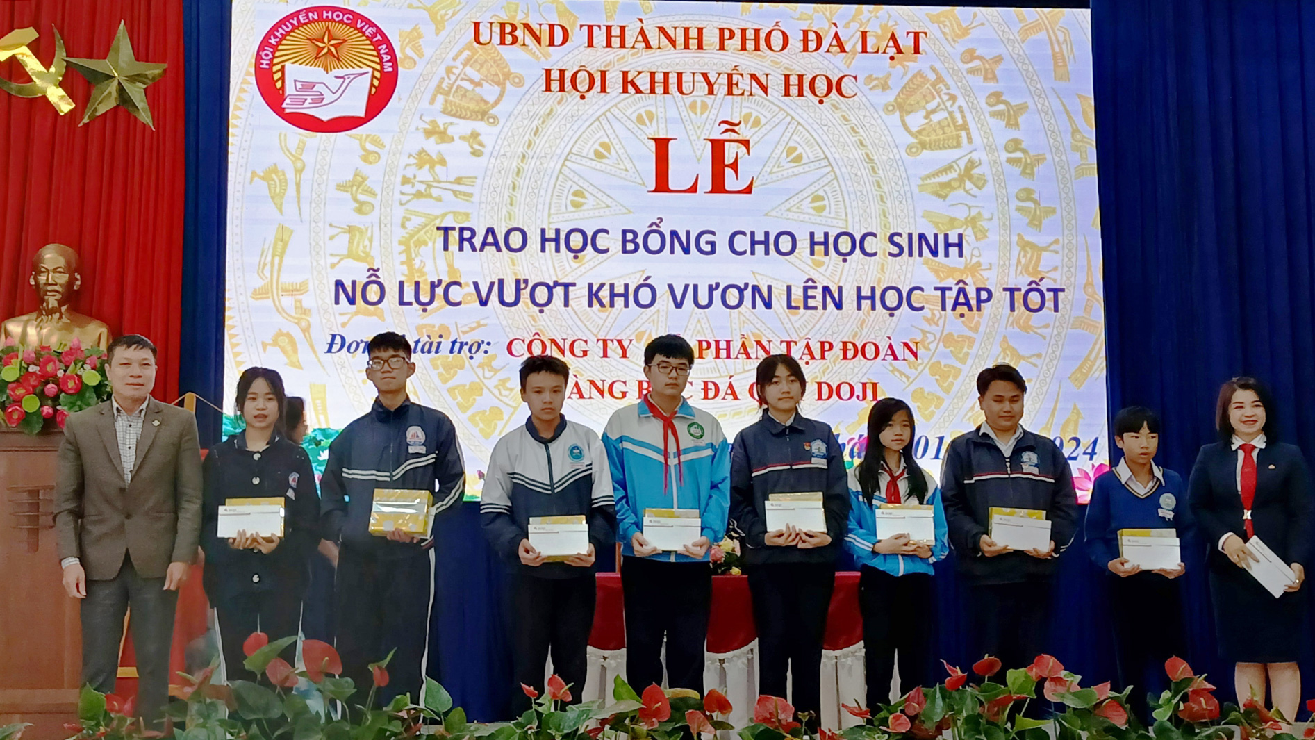 Trao 20 suất học bổng cho các em học sinh vượt khó vươn lên trong học tập