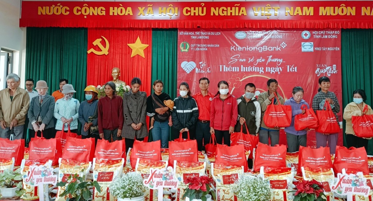 Trao tặng quà Tết Nhân ái Xuân Giáp Thìn năm 2024 tại huyện Di Linh và Đức Trọng