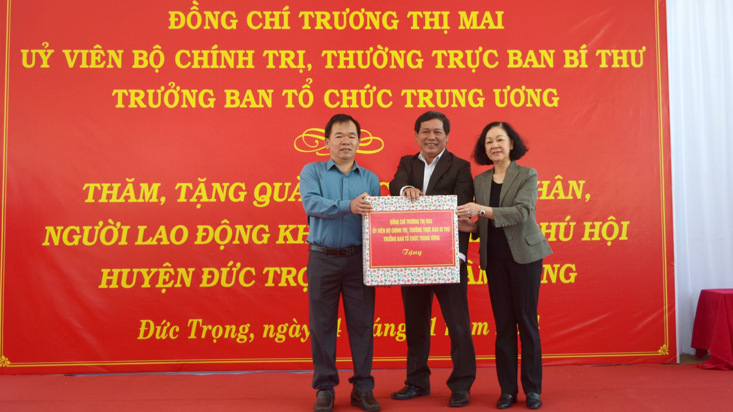 Thường trực Ban Bí thư thăm, tặng quà Tết công nhân Khu công nghiệp Phú Hội