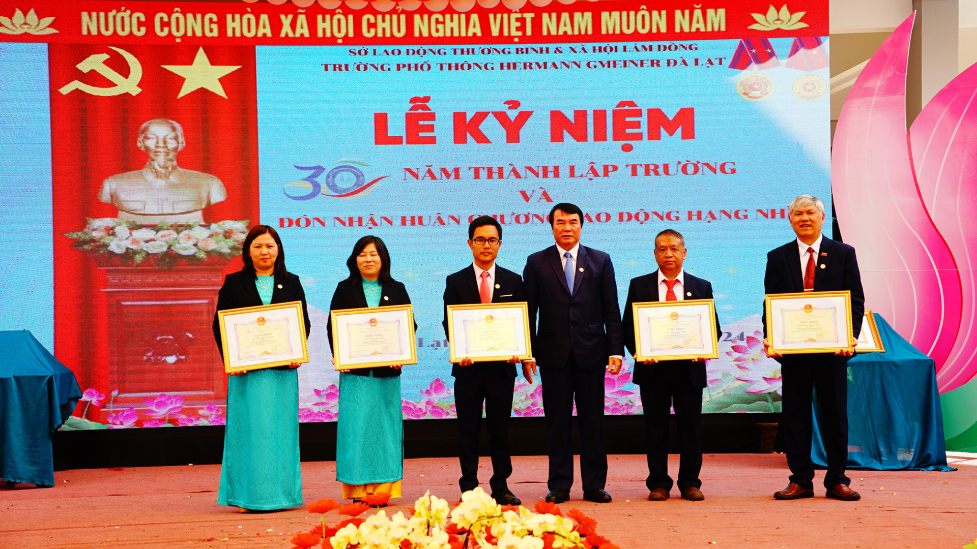 Trrường Phổ thông Hermann Gmeiner Đà Lạt đón nhận Huân chương Lao động Hạng Nhì