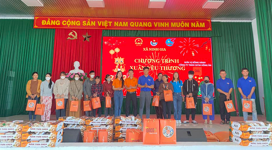 Trao hơn 400 phần quà cho học sinh có hoàn cảnh khó khăn